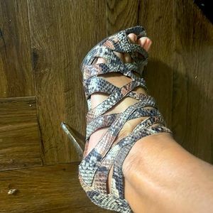 Jennifer Lopez snake skin look size 8 heel